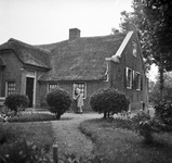 843101 Gezicht op boerderij Sans Souci (Loenenseweg 4) te Vreeland.N.B. De foto is gemaakt ten behoeve van de ...